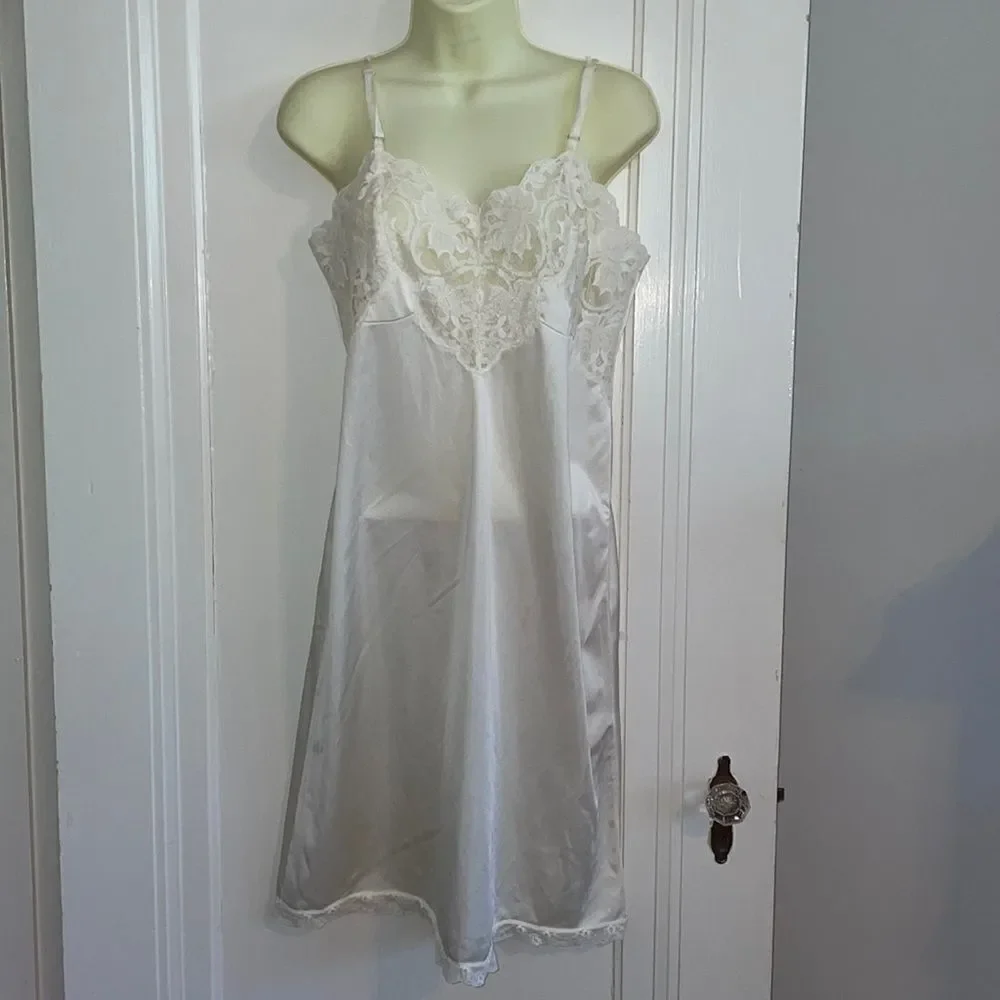 Vtg JCPENNEY cream colored full slip with lace bodice - Picture 1 of 7